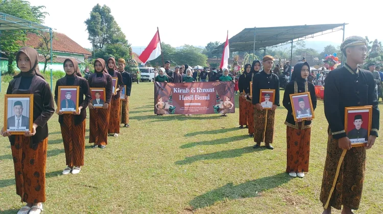 Hasil Panen Melimpah, Warga Kenteng Gelar Kirab 10 Gunungan dan Ruwat Bum