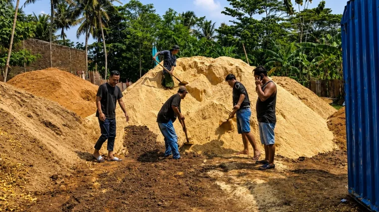 Limbah Jadi Energi, Program PLTU Adipala Dongkrak Ekonomi Warga