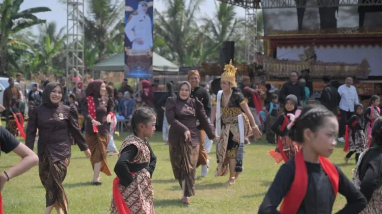 Nguri-uri Tradisi, Warga Desa Masaran Gelar Ruwat Bumi dan Kirab 15 Gunungan