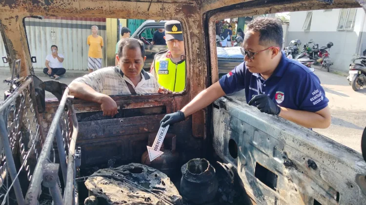Polisi Selidiki Penyebab Mobil Minibus Terbakar di Dekat Perlintasan KA Gombong