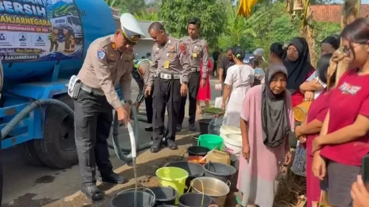 Polres Banjarnegara Salurkan Air Bersih ke Warga yang Tedampak Kekeringan