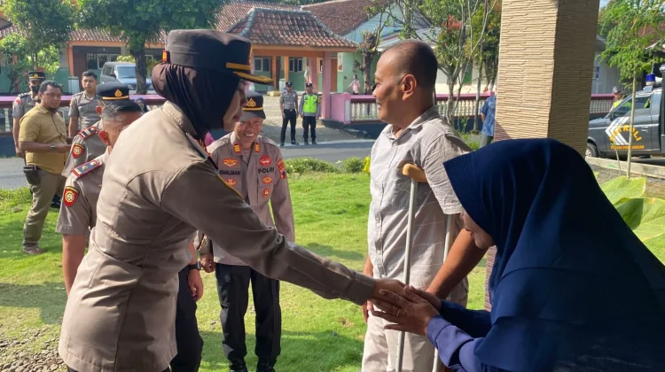 Anjangsana Hari Bhayangkara ke-80, Polres Purbalingga Kunjungi Anggota Sakit