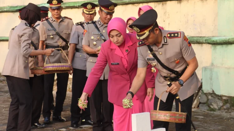 Ziarah Pahlawan Warnai Hari Bhayangkara Ke-80 Polres Tegal