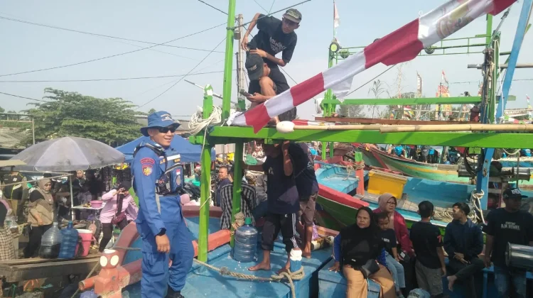 Ratusan Nelayan Ikuti Larung Sesaji Sedekah Laut di Tegal