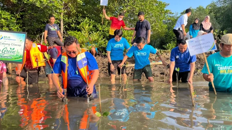 Jaga Lingkungan Pesisir, BPJS Ketenagakerjaan Cilacap Tanam Mangrove