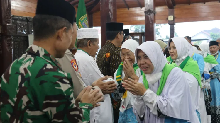 Ribuan Masyarakat Banjarnegara Sambut Kepulangan Jemaah Haji Kloter 69