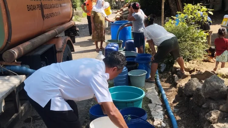 BPBD Cilacap Salurkan 13 Tangki Air Bersih, termasuk ke Kampung Laut