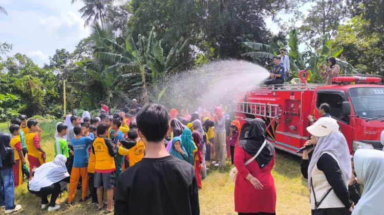 Libur Sekolah Jadi Seru, Ratusan Anak di Cilacap Belajar jadi Petugas Damkar