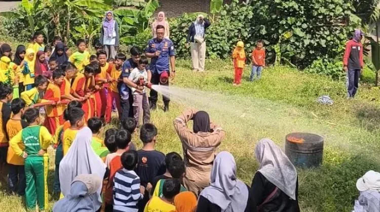 Libur Sekolah Jadi Seru, Ratusan Anak di Cilacap Belajar jadi Petugas Damkar
