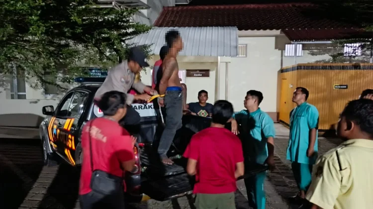 Polsek Kalimanah Evakuasi ODGJ Bersenjata Golok di Desa Karangpetir
