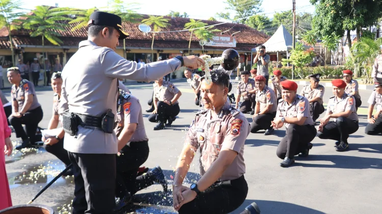 Polres Tegal Gelar Upacara Kenaikan Pangkat dan Wisuda Purna Bakti
