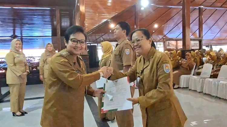 329 Guru di Cilacap Terima SK Penugasan Sebagai Kepala Sekolah