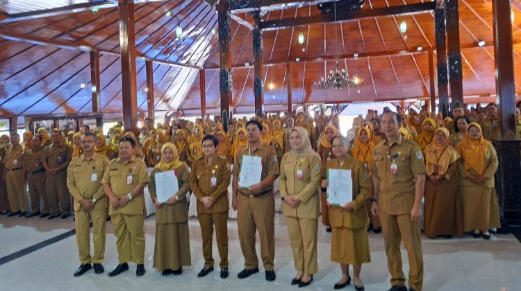 329 Guru di Cilacap Terima SK Penugasan Sebagai Kepala Sekolah
