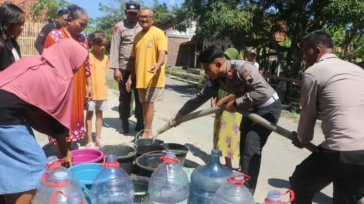 Polres Tegal Salurkan Bantuan Air Bersih untuk Warga Terdampak Kekeringan