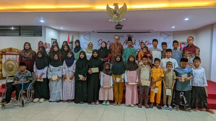 Universitas Harkat Negeri Tegal Gelar Khitan Massal dan Santunan Anak Yatim