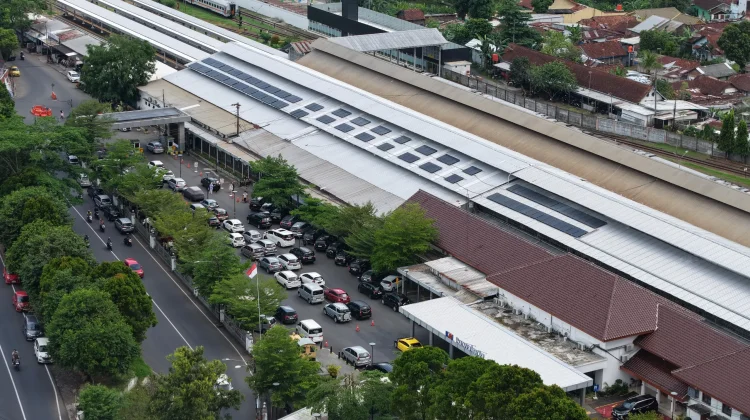 Dukung Pengurangan Emisi Karbon, KAI Daop 5 Implementasi PLTS di Empat Stasiun