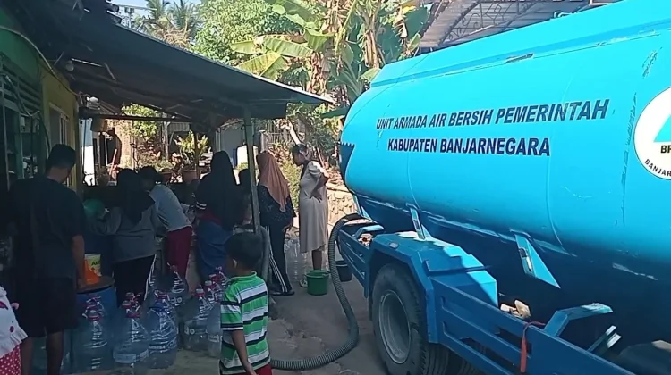 Krisis Air Bersih Meluas, Warga Desa Gemuruh Banjarnegara Antre Bantuan Air BPBD