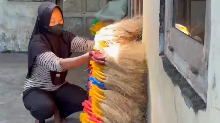 Dari Limbah Jadi Berkah, Sapu Serabut Kelapa Banjarnegara Tembus Pasar Asia