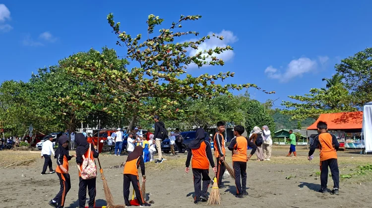 Pemkab Cilacap dan BI Purwokerto Bersih-Bersih Teluk Penyu hingga Lepas 50 Tukik