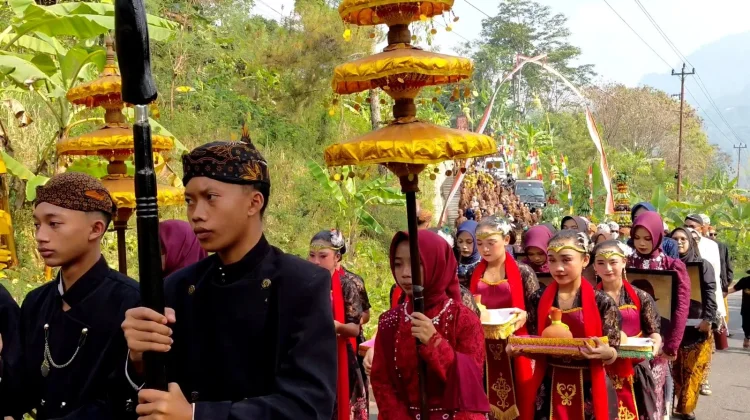 Ratusan Warga Gumingsir Gelar Grebeg Sura dan Kirab Gunungan Hasil Bumi
