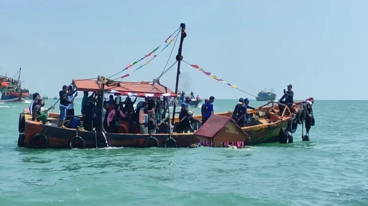 Larung Laut Kota Tegal Kembali Digelar, Tujuh Sesaji Dilarung