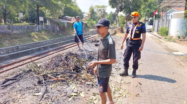 Bakar Jerami dan Sampah di Dekat Jalur Rel Bahayakan Keselamatan Perjalanan KA