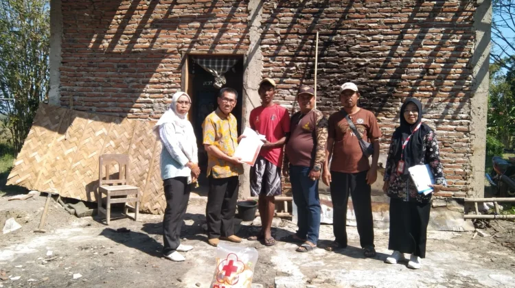 PMI Tegal Gerak Cepat Bantu Warga Terdampak Kebakaran di Desa Kertasari