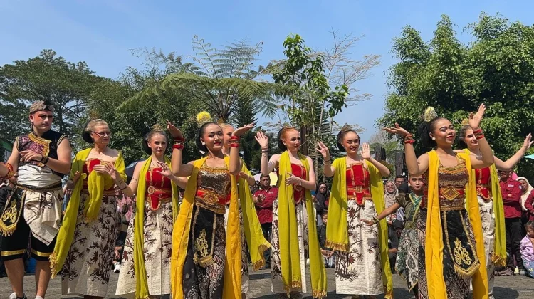 Penampilan “Lengger Bule” Meriahkan Grebeg Sura Baturraden 2026