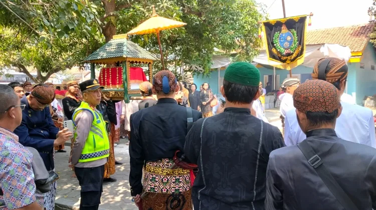 Polisi Amankan Upacara Adat Wilujengan Ganti Langse di Makam Amangkurat
