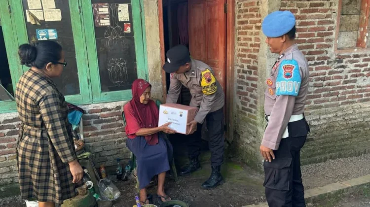 Bhabinkamtibmas Polsek Padamara Salurkan Bantuan untuk Lansia di Karanggambas