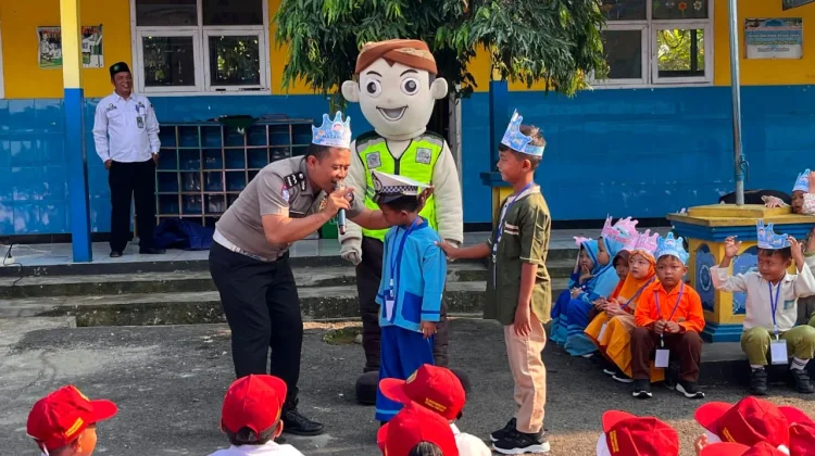 Satlantas Polres Purbalingga Gunakan Badut dan Wayang Sosialisasi Tertib Lalin