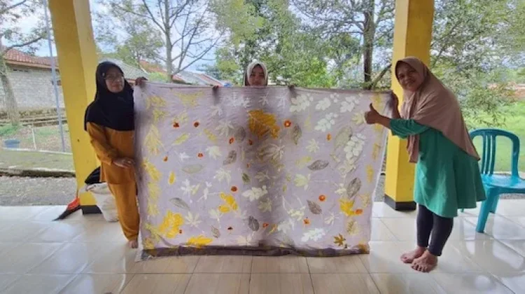 PNM Dampingi Nasabah Mekaar Sulap Daun Jadi Produk Bernilai Jual