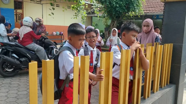 Senyum Ceria Warnai Hari Pertama Masuk Sekolah Usai Libur Panjang