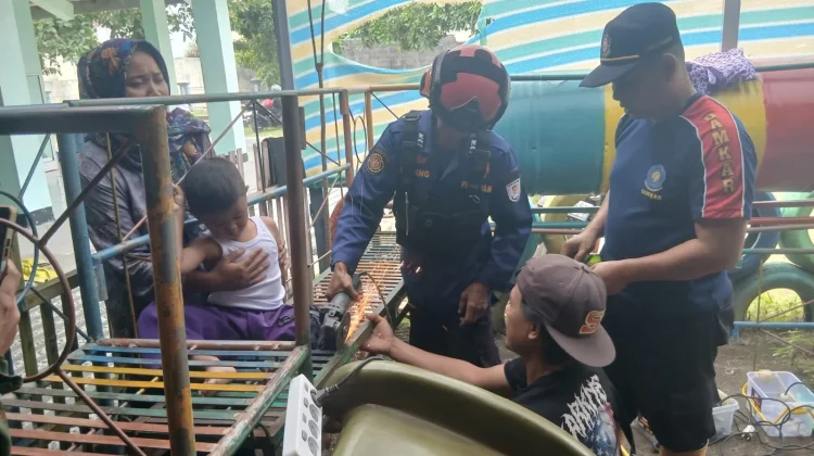 Kaki Tersangkut di Besi Permainan, Bocah PAUD di Adipala Dievakuasi Damkar