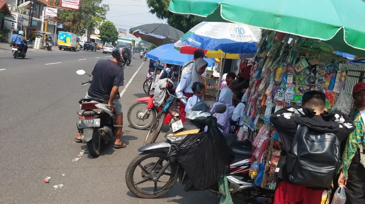 Libur usai Pedagang Kuliner di Sekitar Sekolah Kembali Nikmati Ramainya Pembeli