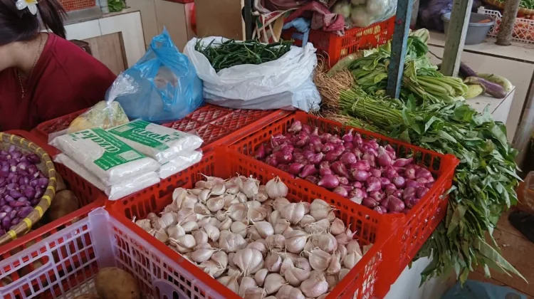 Kenaikan Harga Bawang Putih di Pasar Manis Purwokerto Tekan Daya Beli Masyarakat