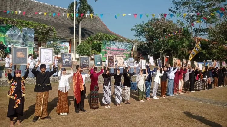 HUT SMAN 1 Sigaluh, Para Guru Berseragam SMA dan Murid Kenakan Batik