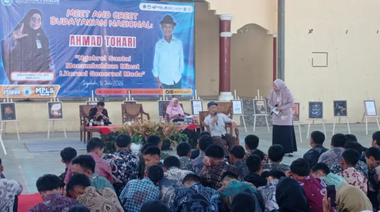 Tebar Semangat Literasi, HUT SMAN 1 Sigaluh Hadirkan Ahmad Tohari
