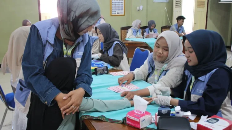 Cegah Anemia, Warga Kalisalak Ikuti Skrining Hemoglobin Gratis
