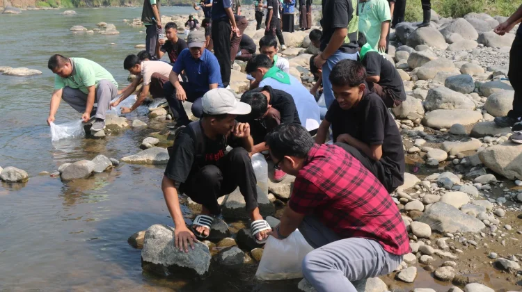 Lestarikan Sungai Serayu, Kader Adiwiyata SMAN 1 Sigaluh Tebar Ribuan Benih Ikan