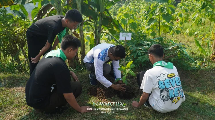 SMAN 1 Sigaluh Rayakan HUT dengan Tumpeng dan Tanam Ratusan Pohon