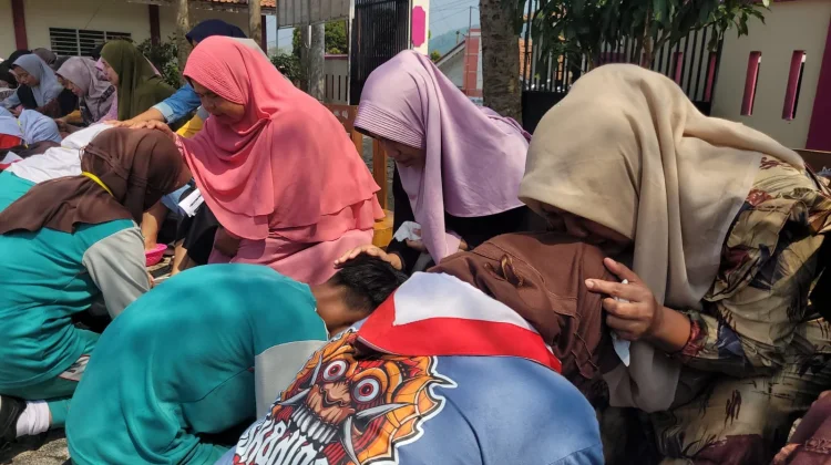 Haru Warnai Penutupan MPLS SMPN 4 Kedungbanteng, Siswa Basuh Kaki Orang Tua