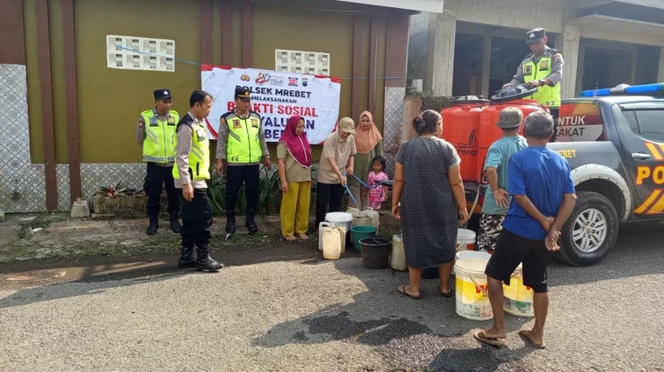 Polsek Mrebet Salurkan 5.000 Liter Air Bersih untuk Warga Terdampak Kekeringan
