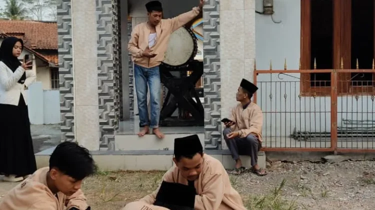 Rashdul Qiblat: Mahasiswa KKN UNUGHA Verifikasi Arah Kiblat Warga di Desa Cingebul