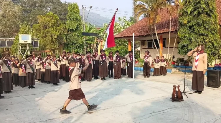 SDN 2 Papringan Tutup MPLS dengan Penerimaan Anggota Baru Pramuka Siaga