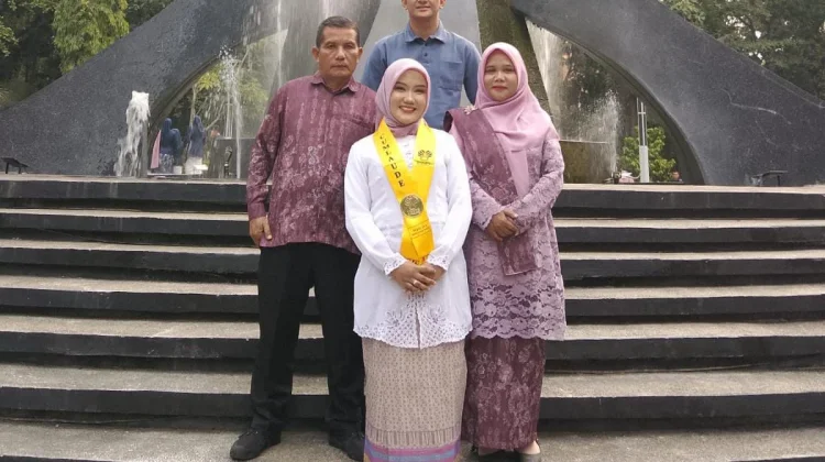 Berbekal KIP Kuliah, Pujakesuma Ini Lulus Cumlaude di Unnes