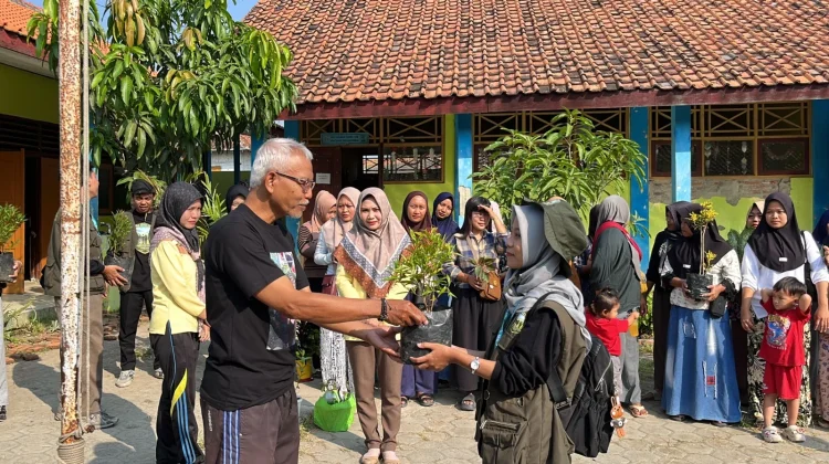 "Sak Wong Sak Wit", SDN Semedo Kedungbanteng dan KKN UPS Tanam 47 Pohon.