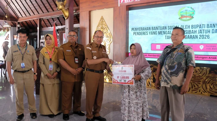 Bupati Banyumas Salurkan Bansos untuk 26 Penderes Jatuh  dari Pohon Kelapa