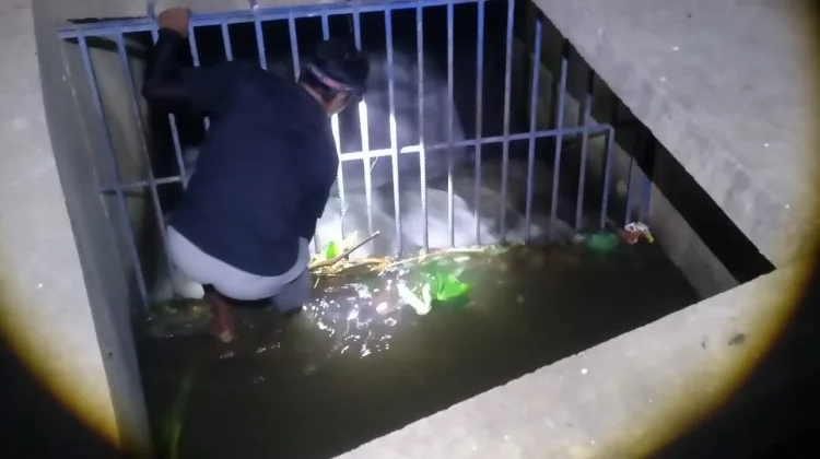 Sampah Rumah Tangga Kerap Sumbat Irigasi Bendung Slinga