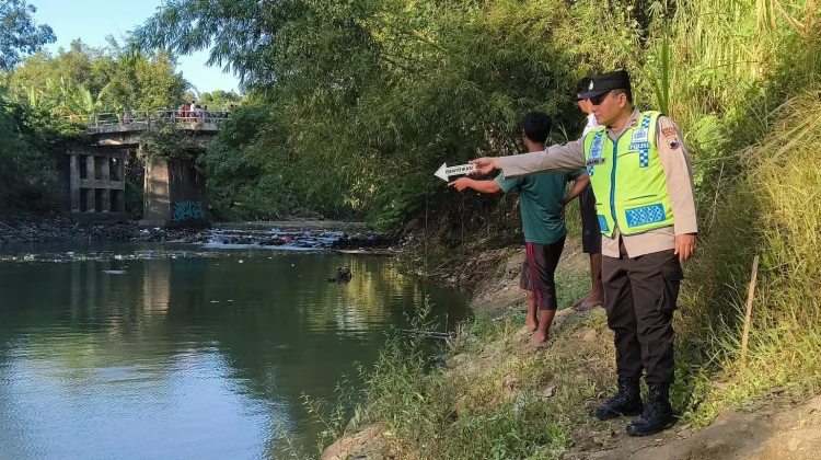 Pelajar Tenggelam di Sungai Kedungbener